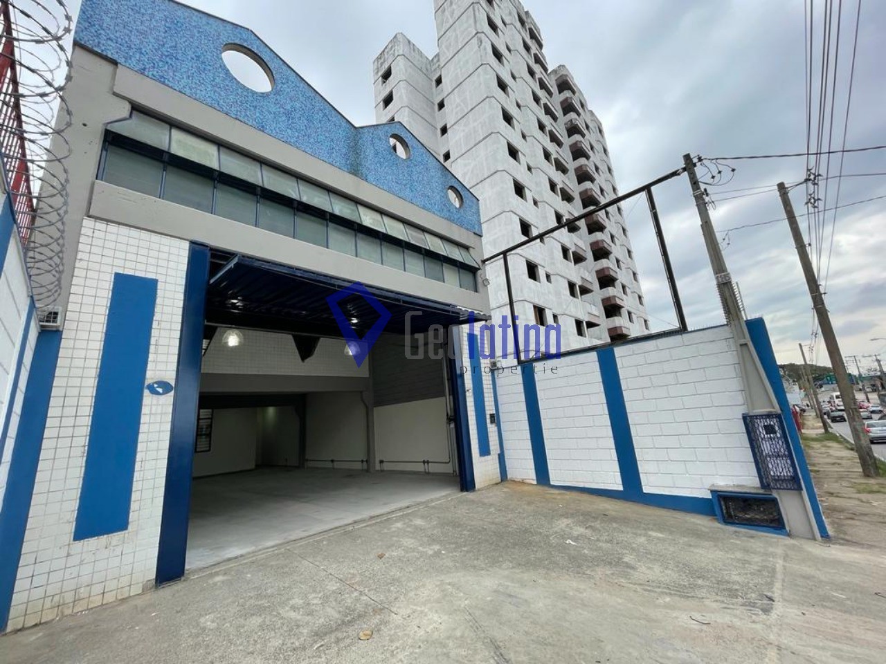 Barracão comercial à venda na Rua Humberto de Campos — imóvel alugado