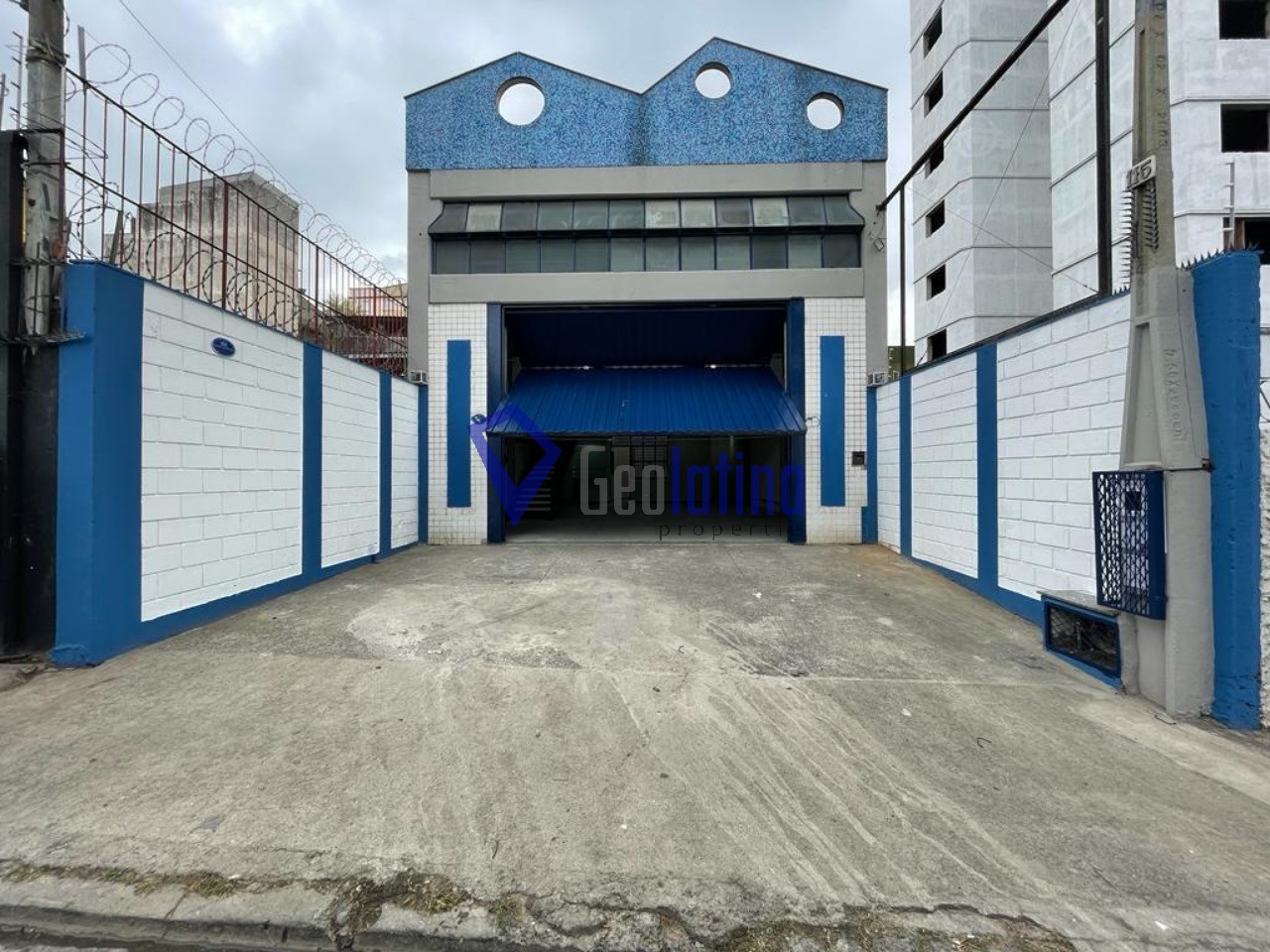 Barracão comercial à venda na Rua Humberto de Campos — imóvel alugado — imagem 2