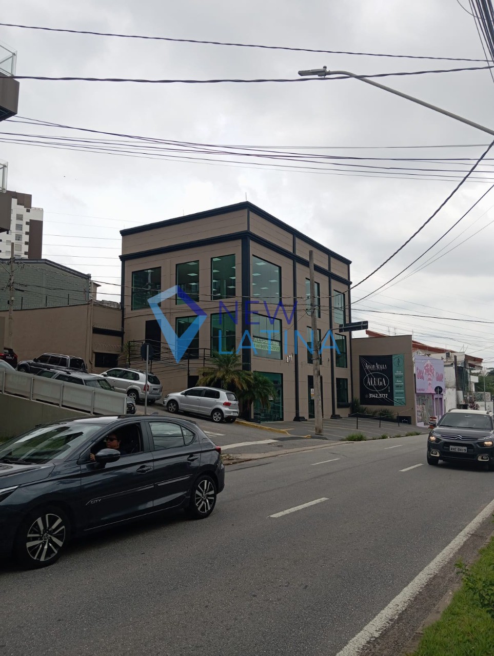 Prédio com 580 m² para locação em Parque Campolim