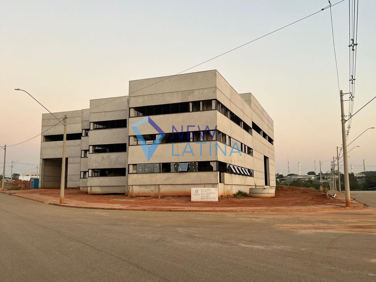 Galpão com 2.096 m² para locação em Centro