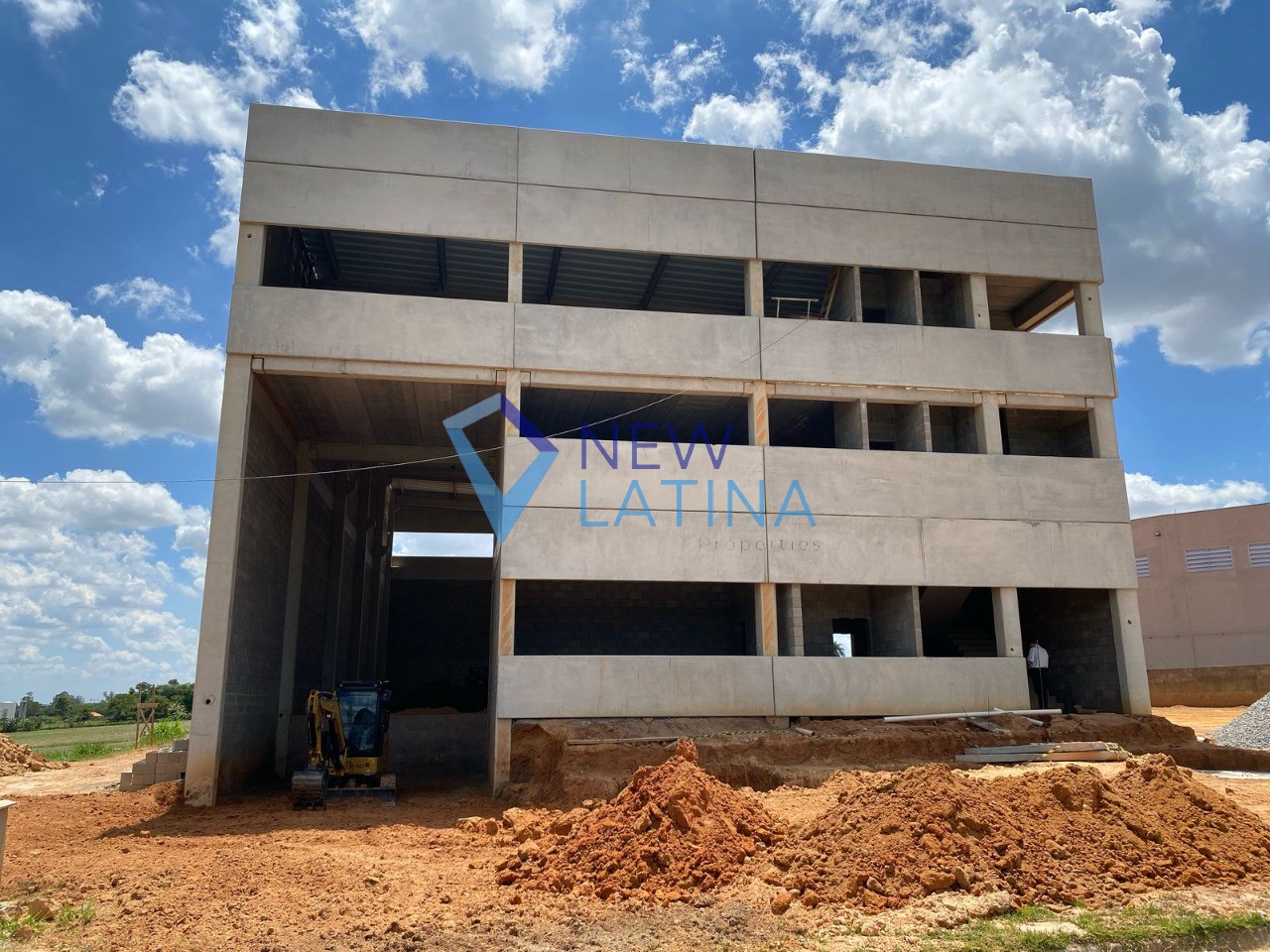 Galpão com 1.083 m² para locação em Itapeva