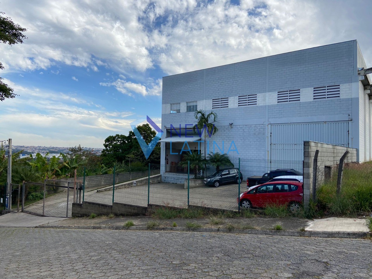 Galpão com 1.404 m² para locação em Retiro São João