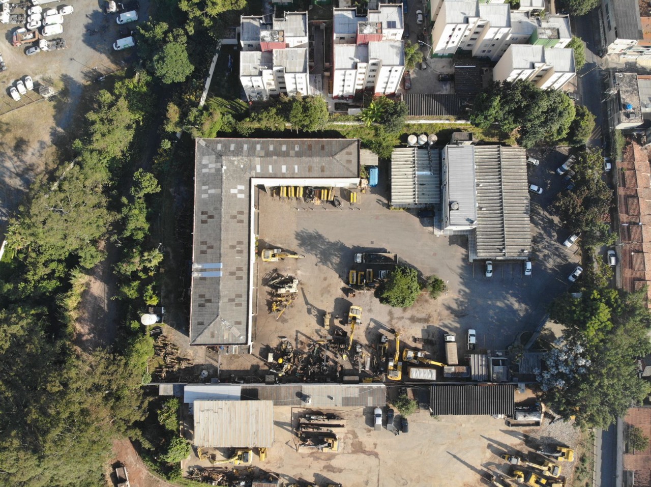 Complexo Comercial/Industrial 7.600m² - Galpões, Oficina, Escritórios, Pátio asfaltado e localização estratégica.