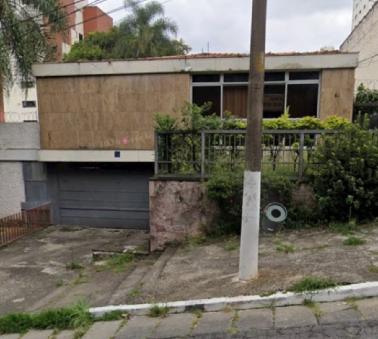 Sobrado à Venda na Aclimação | Terreno de 1.000 m² | Piscina | 6 Vagas