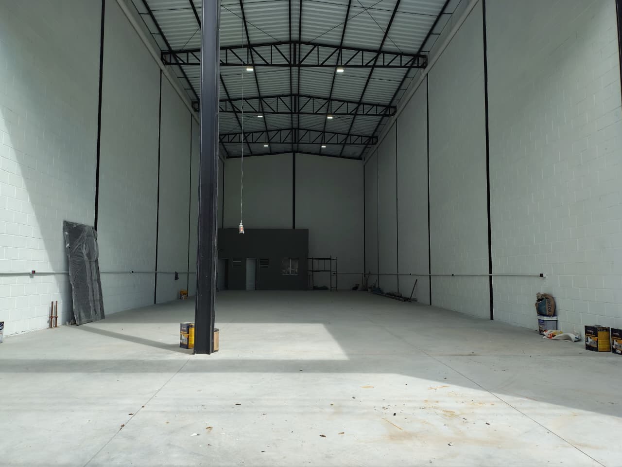 Galpão Comercial Novo para Locação na Vila Prudente - 300m² - Pé-direito 8m - Portas Automáticas - Escritório - Excelente Localização